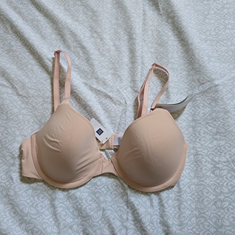 NWT) GAP Women's T shirt  Bra 32B
